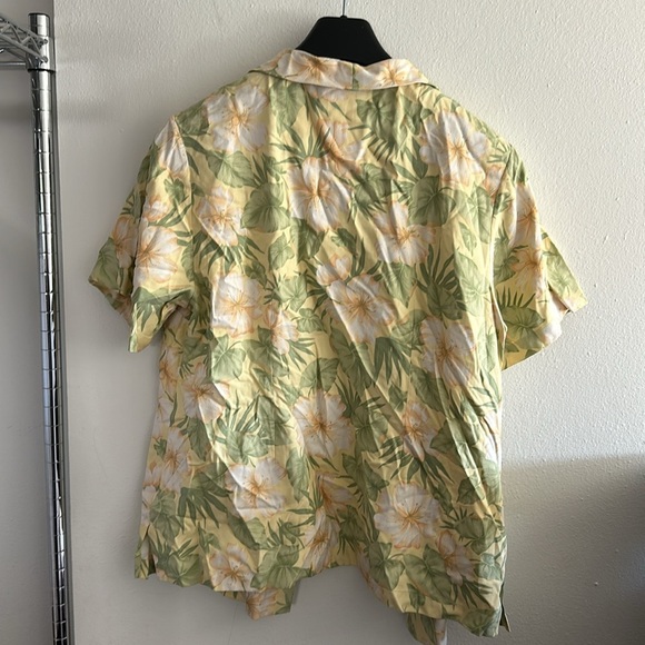 Women’s Tommy bahama Hawaiian button up - Picture 5 of 5